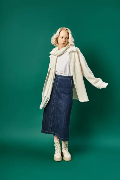 Blond Trendy Vrouw Witte Jas Denim Rok Poseren Turquoise Achtergrond — Stockfoto
