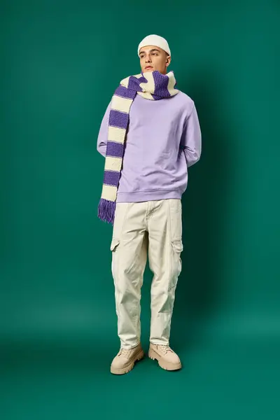 紫色のスウェットシャツ 剥がれたスカーフ ターコイズにポーズするビーニーの帽子 スタイルの男の全長 — ストック写真
