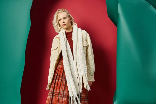 Привлекательная Женщина Стильном Зимнем Наряде Позирует Белом Пиджаке Красном Бирюзовым — стоковое фото