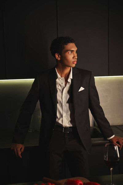 Bonito Jovem Afro Americano Homem Com Elegante Estilo Dapper Posando — Fotografia de Stock