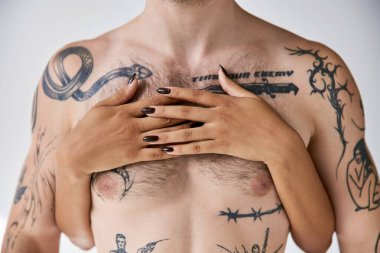 İç çamaşırlı, güzel ve seksi bir çiftin göğüs kafesinde el ele poz verişi.