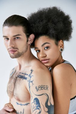Afro-Amerikalı güzel erkek arkadaşına arkadan sarılan Afrikalı genç bir kadın. Seksi çift.