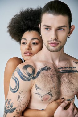 Çekici bir Afrikalı Amerikalı kadın. Arkasından yakışıklı erkek arkadaşına sarılıyor. Seksi bir çift.