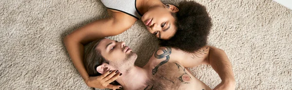 Piękna Młoda Afroamerykanka Leżąca Podłodze Razem Swoim Chłopakiem Sexy Parą — Zdjęcie stockowe