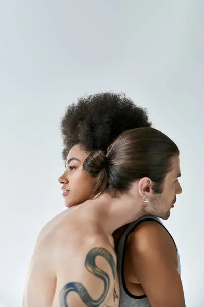 Όμορφη Νεαρή Αφροαμερικανή Γυναίκα Και Αγόρι Της Τατουάζ Αγκαλιάζει Θερμά — Φωτογραφία Αρχείου