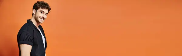 Vrolijke Jongeman Casual Outfit Oranje Achtergrond Kijkend Naar Camera Modeconcept — Stockfoto