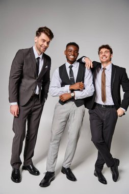 Neşeli, yakışıklı, çok kültürlü iş arkadaşları. Günlük kıyafetleri içinde, gülümseyen ve harika vakit geçiren.