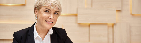 счастливый риелтор средних лет с короткими волосами, работающий в офисе недвижимости, занятый баннер рабочего дня