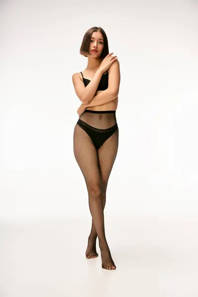 Ganska Ung Asiatisk Modell Svarta Underkläder Och Fisknät Tights Poserar — Stockfoto