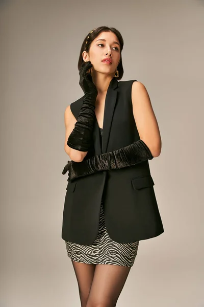 Vacker Asiatisk Kvinna Elegant Klädsel Med Handskar Och Pannband Poserar — Stockfoto