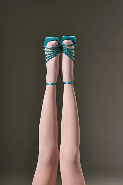 Blauwe Schoenen Met Hakken Benen Van Elegante Vrouw Witte Panty — Stockfoto