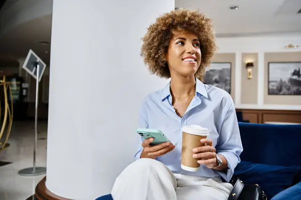 Χαρούμενη Κατσαρομάλλη Αφροαμερικανή Γυναίκα Καφέ Πηγαίνει Και Χρησιμοποιεί Smartphone Στο — Φωτογραφία Αρχείου