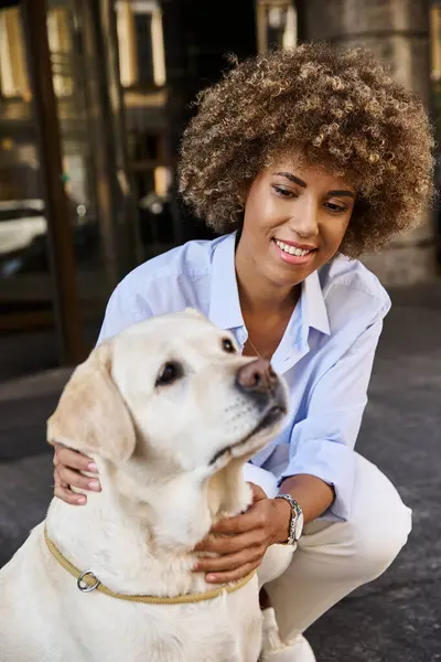 Wesoły Kręcone Afrykański Amerykański Kobieta Przytulanie Labrador Przed Zwierzę Przyjazny — Zdjęcie stockowe