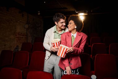 Çekici, neşeli, çeşitli çiftler sevgililer gününde birbirlerine sevgiyle gülümsüyorlar.