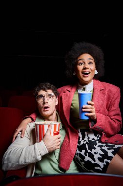 Eski moda giyinmiş, sevgililer gününde sinemada film izleyen çok kültürlü bir çift şok oldu.