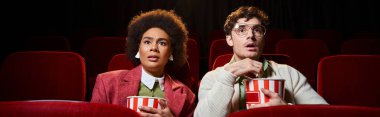 Sinemada film izleyen ve şaşırmış görünen çok ırklı çift, Sevgililer Günü, afiş