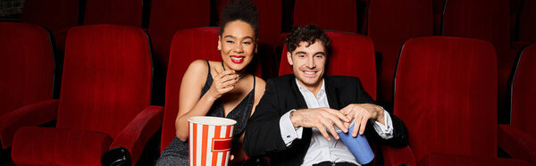 счастливая разнообразная пара в черных одеждах с содовой и попкорном радостно улыбаясь, День Святого Валентина, баннер