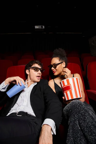 Kırmızı rujlu neşeli Afro-Amerikalı kadın yakışıklı erkek arkadaşına Sevgililer Günü 'nde gülümsüyor.