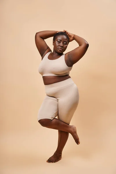 Graceful Size African American Woman Beige Attire Posing Matching Backdrop — Stock Photo, Image