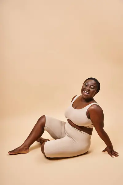 Mutlu Artı Afrikalı Amerikalı Kadın Bej Çamaşırlı Arka Planda Aynı — Stok fotoğraf