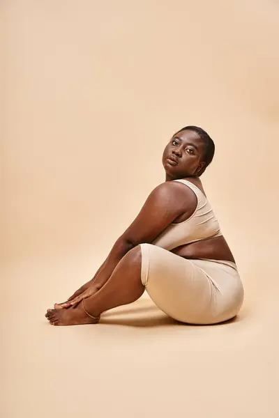 Tělo Pozitivní Africký Americký Mladý Žena Béžové Spodní Prádlo Pózovat — Stock fotografie