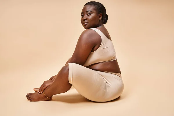 Cuerpo Positivo Además Tamaño Mujer Afroamericana Ropa Interior Posando Sobre —  Fotos de Stock