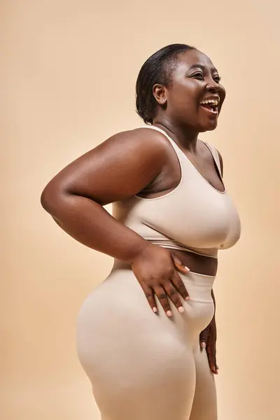快乐的非洲裔美国人加上穿着米色内裤的身材女人 拥抱着自爱和自信 — 图库照片