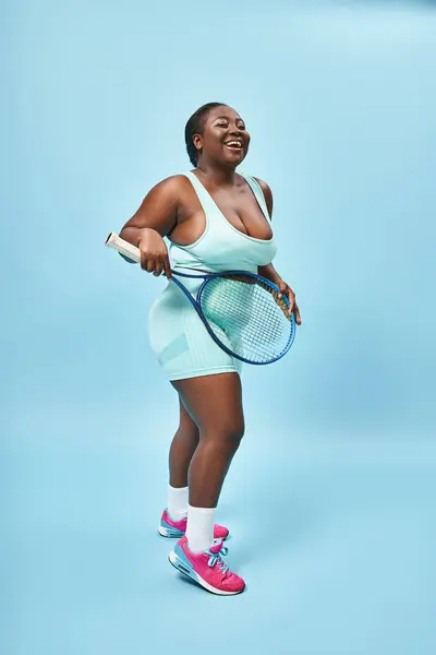 Feliz Size Mulher Pele Escura Segurando Raquete Tênis Fundo Azul — Fotografia de Stock