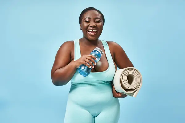 Χαμογελώντας Συν Μέγεθος Αφροαμερικάνικη Γυναίκα Στέκεται Fitness Mat Και Νερό — Φωτογραφία Αρχείου