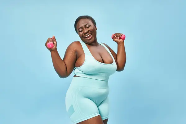 Šťastný Velikost Žena Modrém Sportovním Oblečení Činky Těší Její Práci — Stock fotografie