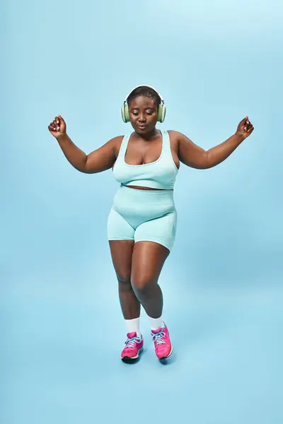Joyosa Mujer Afroamericana Talla Grande Bailando Ropa Activa Con Auriculares — Foto de Stock