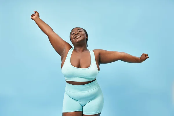 Mutlu Artı Boyut Afrikalı Amerikalı Aktif Kadın Mavi Arka Planda — Stok fotoğraf