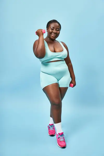 Positivo Size Mulher Azul Sportswear Exercício Com Halteres Fundo Correspondente — Fotografia de Stock