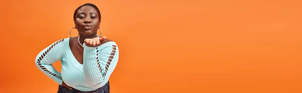 Ekose Etekli Uzun Kollu Afro Amerikan Kadın Hava Öpücüğü Afiş — Stok fotoğraf