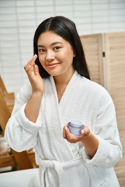 快乐的亚洲女人 脸上涂满了粉刺 微笑着看着浴室里的相机 — 图库照片