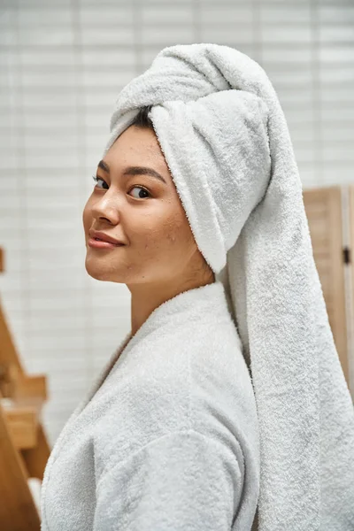 Gelukkig Jong Aziatische Vrouw Badjas Met Witte Handdoek Hoofd Kijken — Stockfoto
