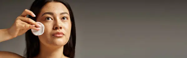 Jovem Asiático Mulher Com Morena Cabelo Acne Propenso Pele Olhando — Fotografia de Stock