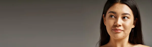 Młoda Azjatycka Kobieta Brunetką Włosy Trądzik Podatne Skóry Patrząc Lustro — Zdjęcie stockowe