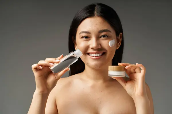 Jovem Asiático Mulher Com Morena Cabelo Acne Propenso Pele Olhando — Fotografia de Stock
