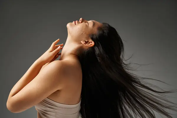 Junge Asiatische Frau Mit Brünetten Haaren Und Akne Neigender Haut — Stockfoto