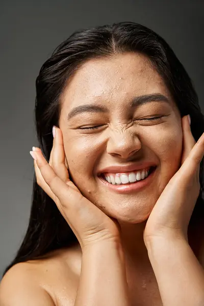 Ung Asiatisk Kvinna Med Brunett Hår Och Akne Benägen Hud — Stockfoto