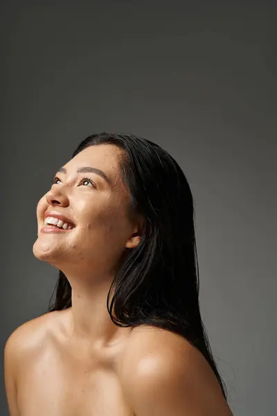 Junge Asiatische Frau Mit Brünetten Haaren Und Akne Neigender Haut — Stockfoto