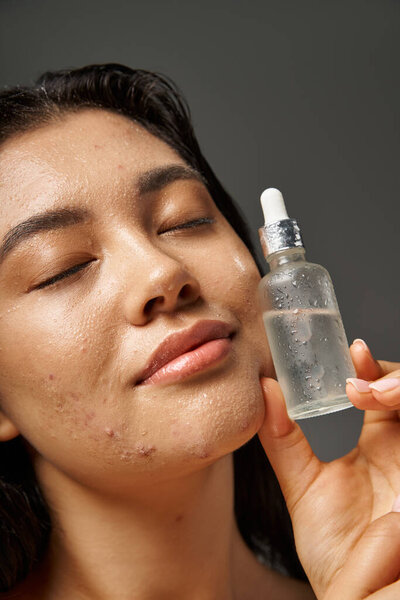 молодая азиатка с брюнетками и прыщавой кожей, смотрящая на зеркало в ванной комнате, баннер