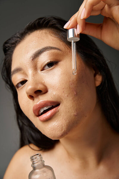 молодая азиатка с брюнетками и прыщавой кожей, смотрящая на зеркало в ванной комнате, баннер