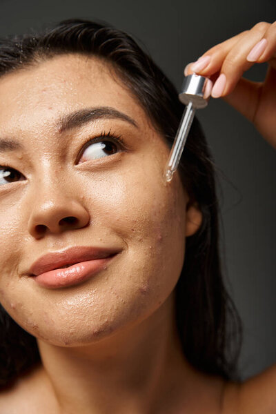 молодая азиатка с брюнетками и прыщавой кожей, смотрящая на зеркало в ванной комнате, баннер