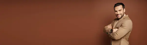 Весёлый Мужчина Щетиной Позирующий Стильном Бежевом Блейзере Сложенными Руками Бежевом — стоковое фото