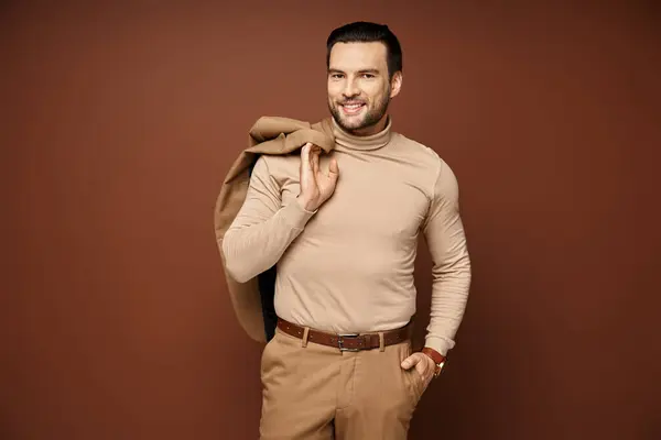 Homem Feliz Gola Alta Segurando Sua Jaqueta Sobre Ombro Posando — Fotografia de Stock