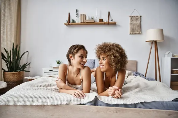 Partenaires Lesbiennes Heureux Regardant Tout Étant Couchés Ensemble Sur Lit — Photo