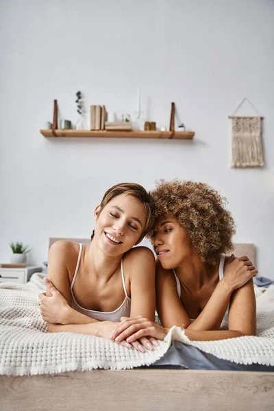 Gelukkig Interraciale Lesbische Partners Genieten Ochtend Terwijl Samen Liggend Bed — Stockfoto