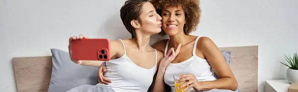 Mulher Feliz Tomando Selfie Beijando Namorada Americana Africana Com Vidro — Fotografia de Stock